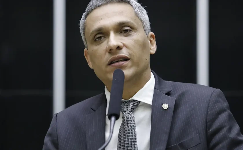 Juíza nega indenizar Gleisi e Lindbergh por post de Gustavo Gayer sobre 'trisal' com Alcolumbre