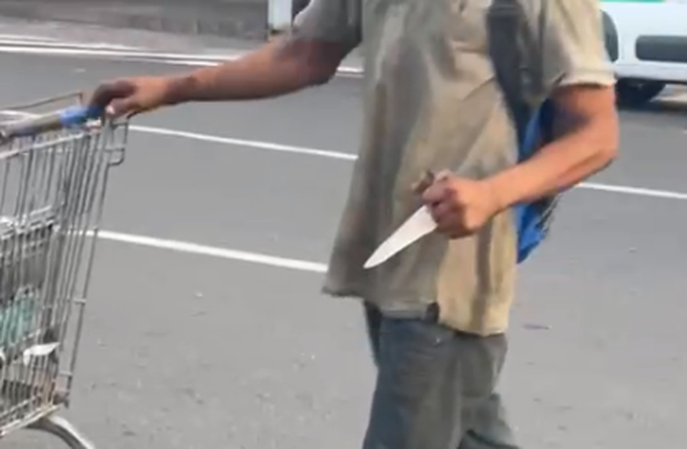 Homem tenta furtar placa e ameaça equipe de reportagem com faca em Aracaju; VÍDEO