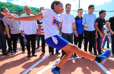 Paulo Dantas visita obras do Vida Nova nas Grotas no Barro Duro neste sábado (04)