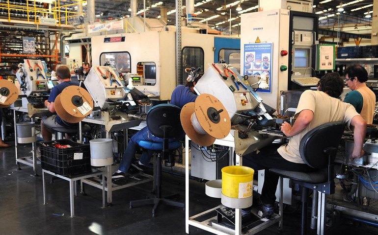 IBGE: indústria recua em sete dos 15 locais pesquisados em fevereiro