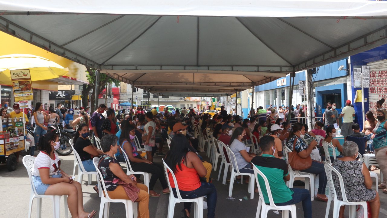 Prefeitura organiza filas e orienta a população em agências bancárias