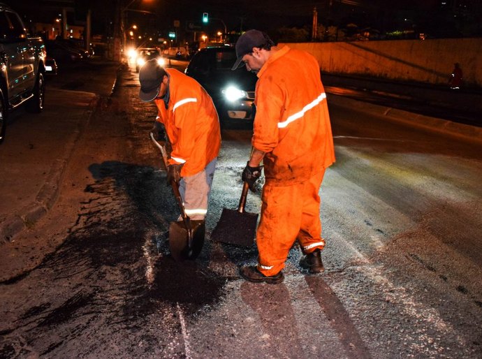 Serviços noturnos de recuperação de via seguem no bairro da Mangabeiras