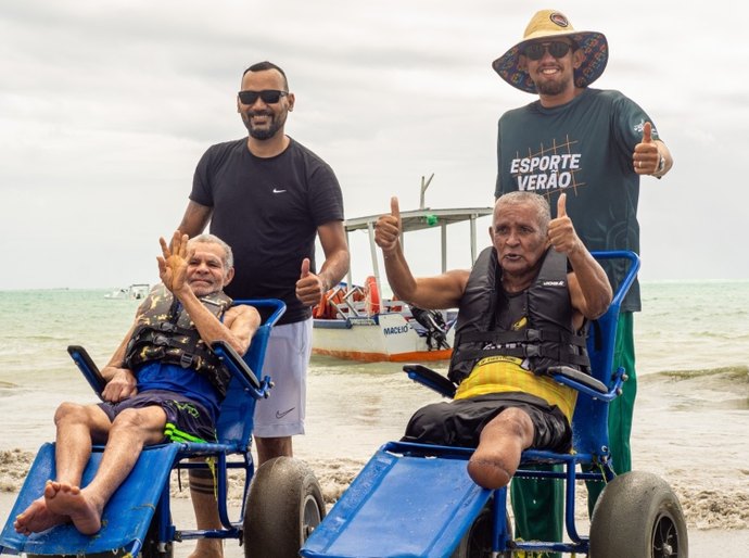 Usuários da Cidade da Pessoa Idosa participam dia de lazer na praia