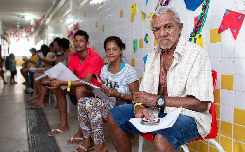 Afetados pelas chuvas começam a receber benefícios sociais em Maceió