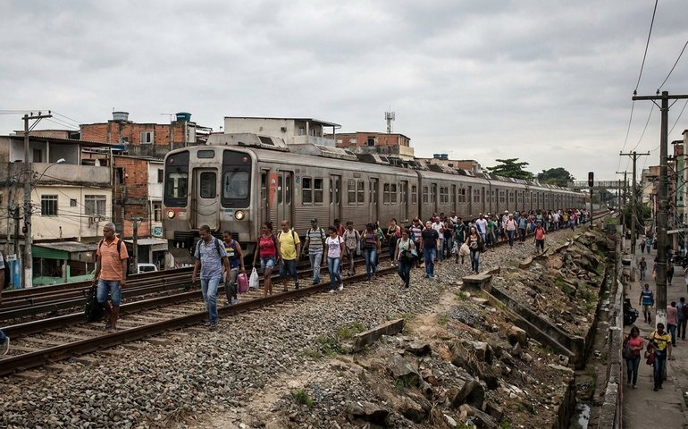 Passageiros desembarcam de trem em Marechal Hermes após acidente