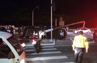 Viatura do Bope capota e deixa 4 policiais feridos, na orla