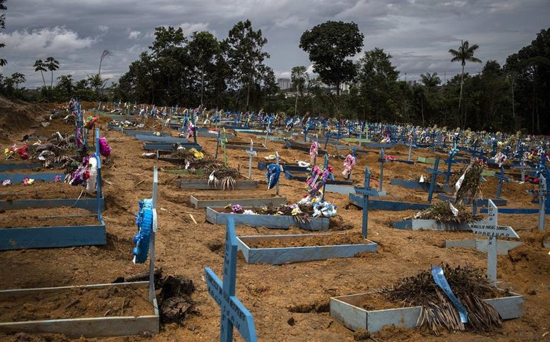 Governo do AM sugere abrir valas no interior por falta de oxigênio