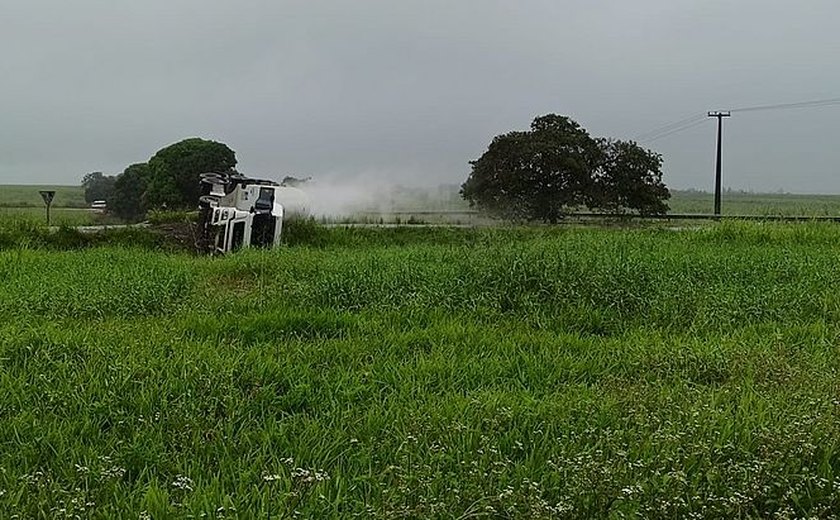 Caminhão ﻿carregado de oxigênio﻿ tomba em Satuba