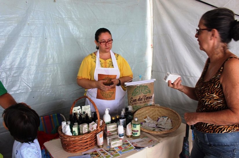 Feira orgânica da Semarh atrai consumidores na Ponta Verde