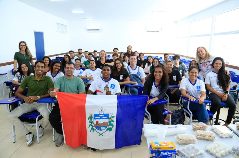 Comunidade escolar recebe com festa estudante campeão nos Jogos da Juventude