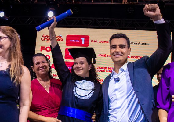 JHC vai à formatura unificada de alunos do Município e diz que momento é histórico