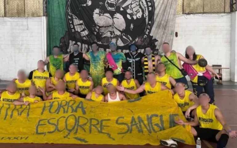 Faculdade paulista expulsa 12 alunos por faixa em alusão a estupro