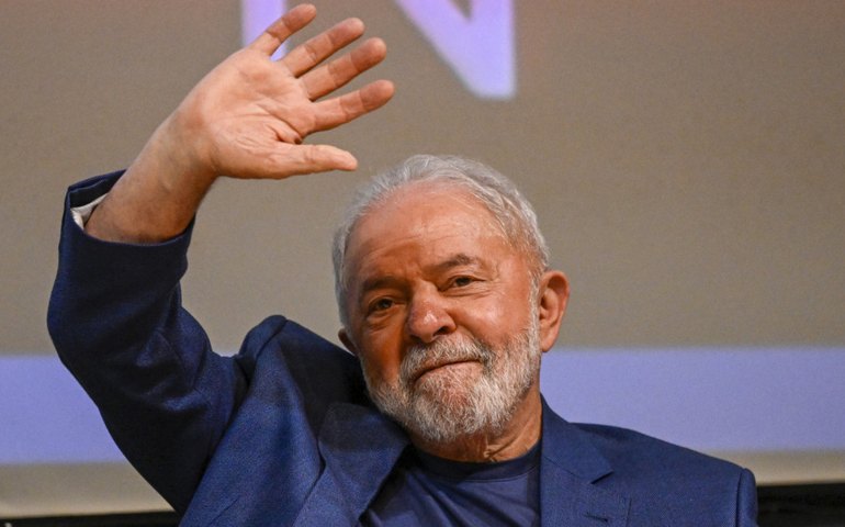 Lula tem alta após retirar lesão na laringe no Hospital Sírio Libanês, em SP
