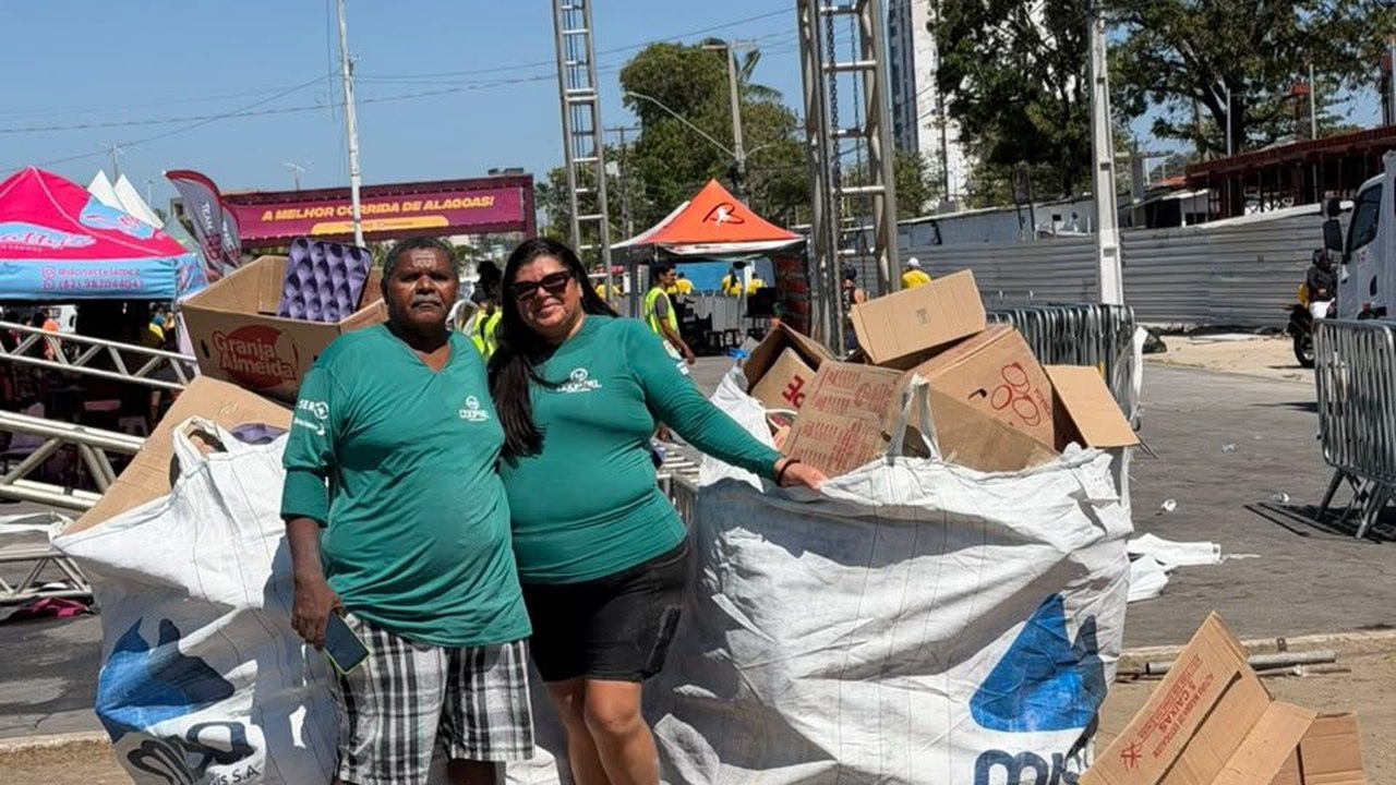 Alurb realiza coleta seletiva em evento de corrida na orla de Maceió
