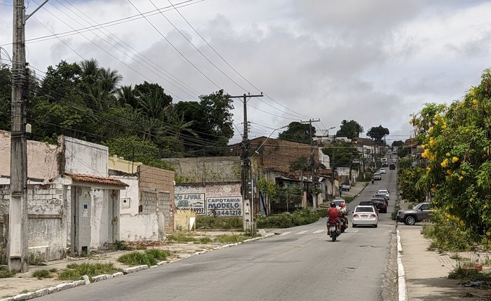 Moradores durante mudança no bairro do Pinheiro
