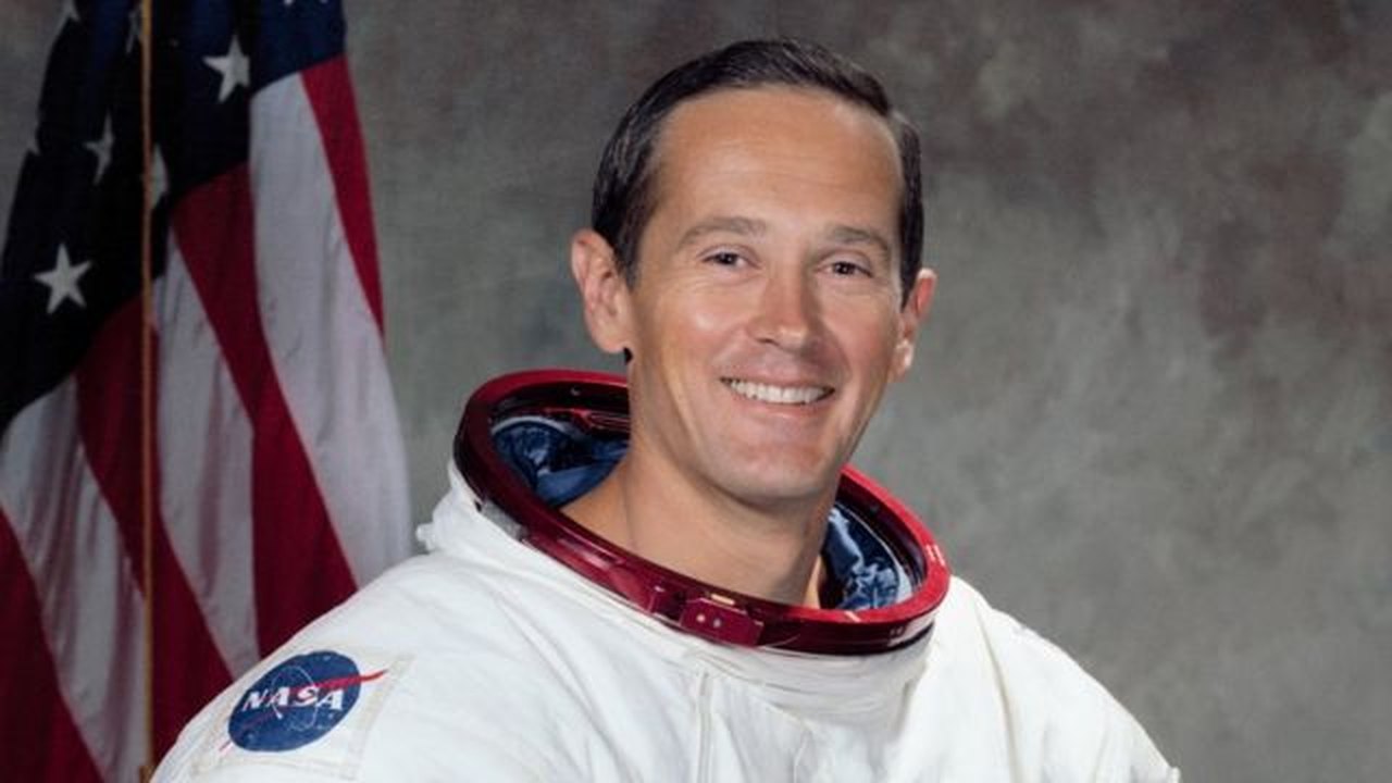 ‘A Terra que eu vi do espaço é redonda’, diz o astronauta Charles Duke em SP