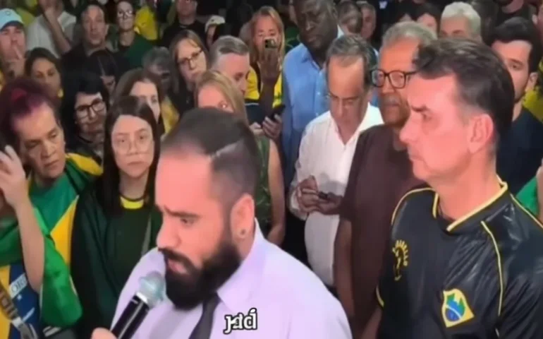 Homem é agredido após criticar Bolsonaro durante vigília em frente ao condomínio do ex-presidente