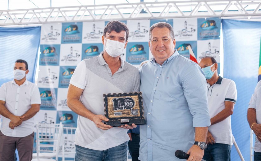 Secretário de Turismo recebe homenagem da Prefeitura de Porto de Pedras nos 100 anos de emancipação política