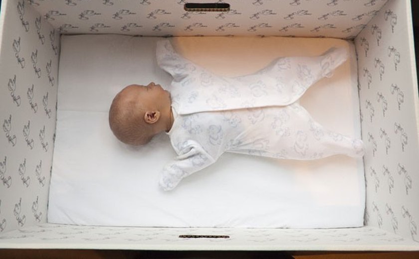 Bebês dormem em caixa de papelão na Finlândia