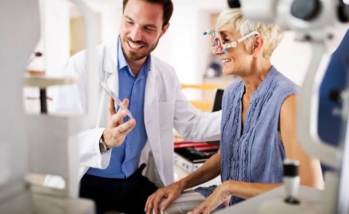 Médico oculista