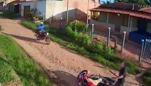 Imagens de câmera de segurança mostram momento em que homem investe contra mototaxista e rouba motocicleta. / Foto: Imagem: Reprodução/TV Atalaia