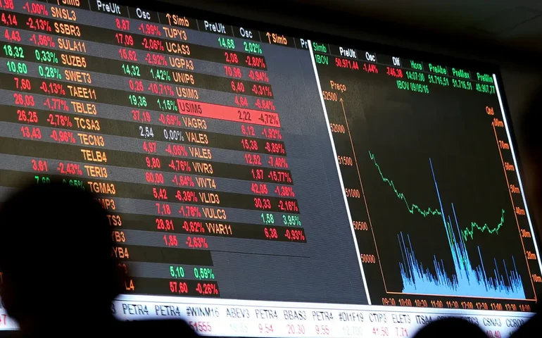 Bolsas de NY fecham em queda com baixo apetite ao risco e aumento de auxílio-desemprego