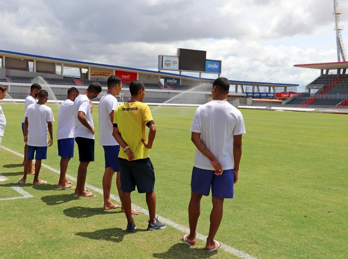 Socioeducandos conhecem a história do esporte alagoano em visita ao Estádio Rei Pelé