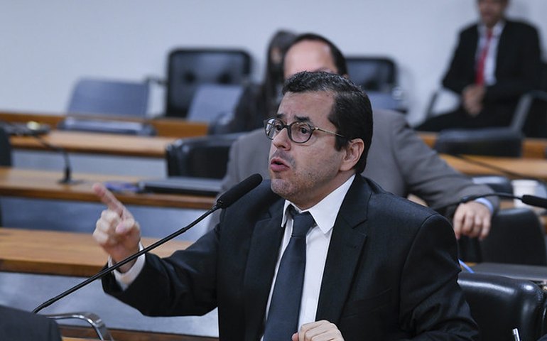 CNJ pune com censura juiz que fez postagens contra STF na internet