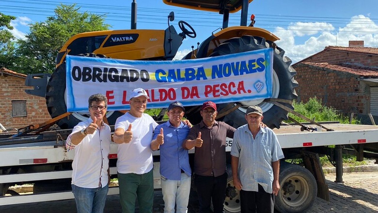 Deputado Galba Novaes entrega trator ao povoado Barra do Itiuba em Porto Real do Colégio