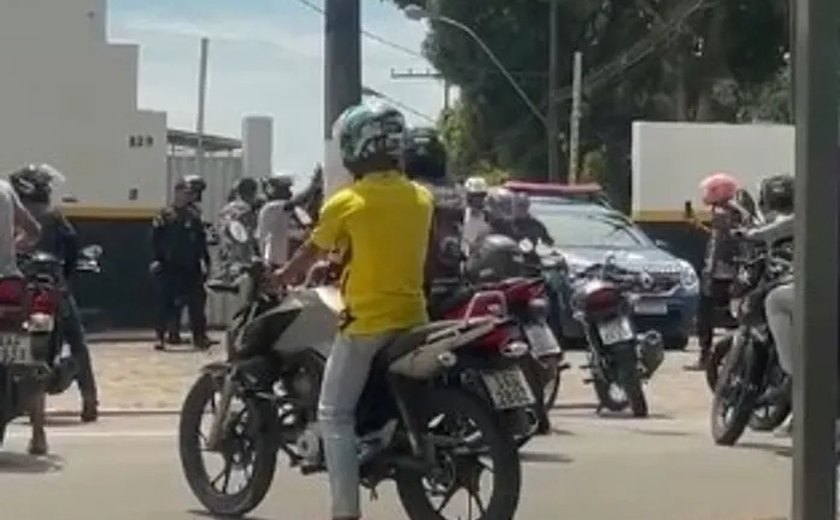 Motoqueiros protestam em frente à sede da DMTT, depois que viatura derruba uma motociclista