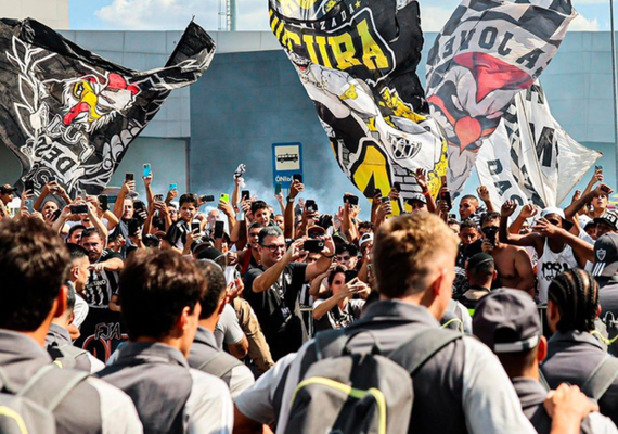 Torcida faz linda festa no embarque do Atlético-MG para Argentina e é aplaudida por jogadores