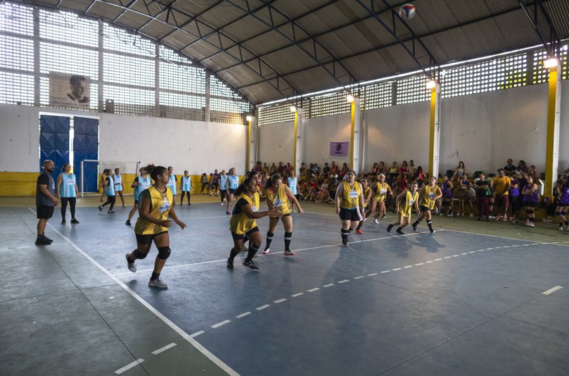 Torneio reuniu mais de 120 competidoras de dez equipes e lotou ginásio no Tabuleiro