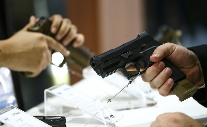 Medida propõe um auxílio financeiro para aquisição legal de armas de fogo por mulheres vítimas de violência