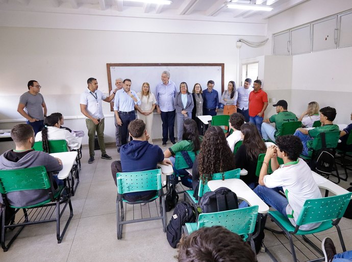 Prefeita Tia Júlia participa de entrega de equipamentos e inauguração de vestiário no IFAL de Palmeira