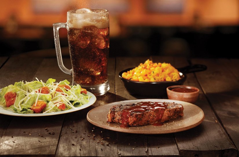 Outback, Coca-Cola e Bassi presenteiam clientes com brinde exclusivo