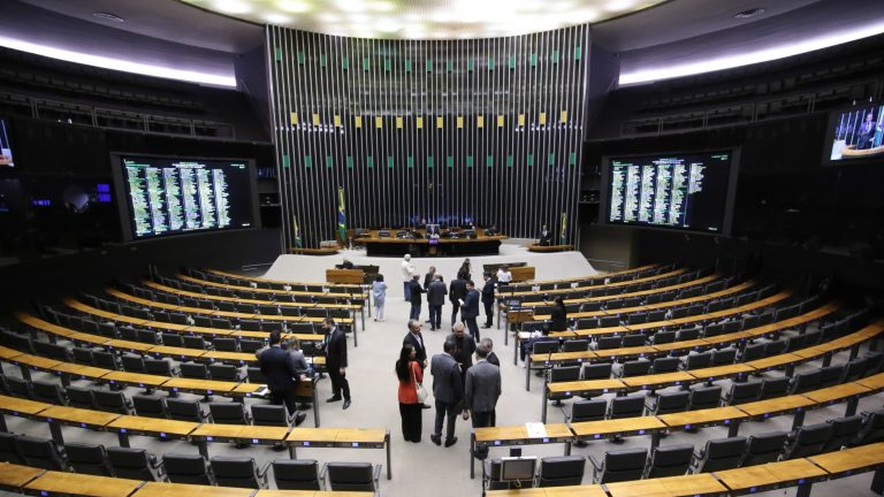 Em votação simbólica, Câmara aprova urgência do projeto de lei que amplia isenção do IR