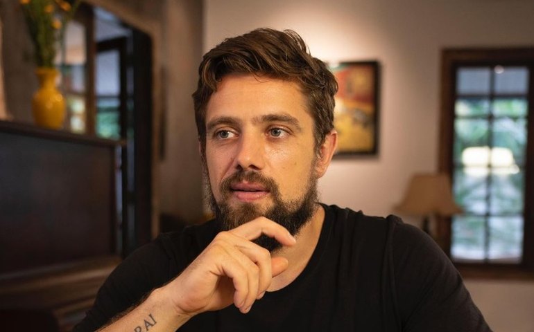 Rafael Cardoso volta à web, mostra harmonização facial e diz que não vê os filhos há um ano