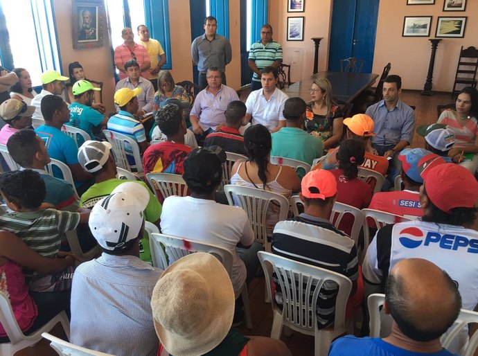 Prefeito Cacau se reúne com famílias e catadores do antigo lixão e incentiva a criação de uma cooperativa