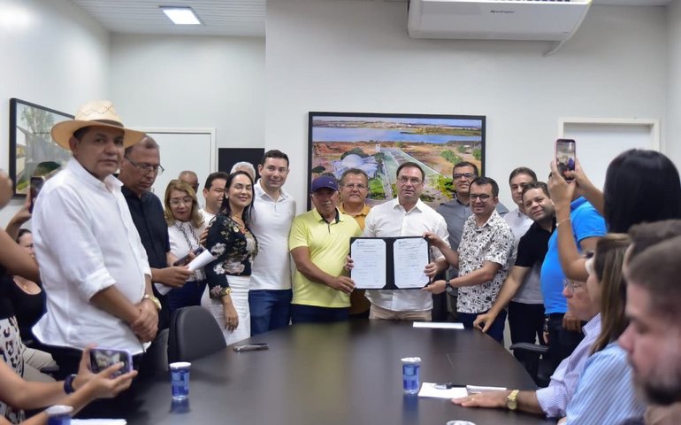 Prefeito Luciano Barbosa anuncia pavimentação e novo corredor de tráfego em Arapiraca