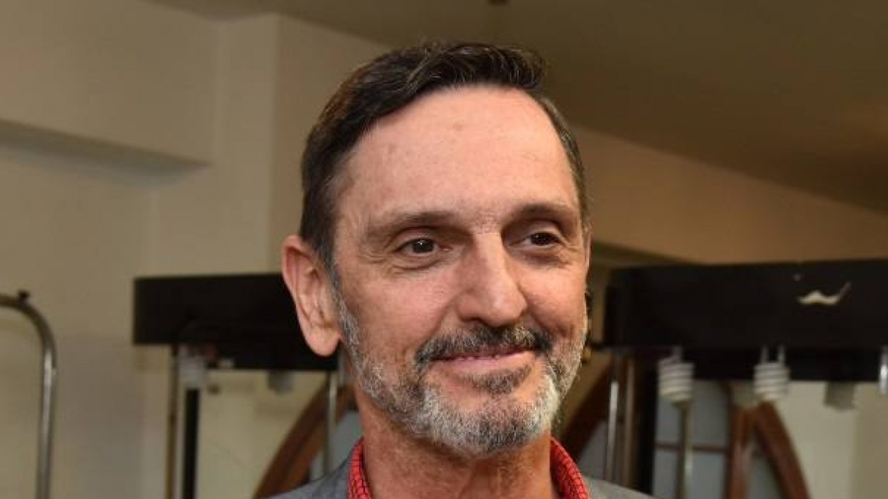 Paulo Miklos relembra como perdeu parte do dedo por causa de seu cão