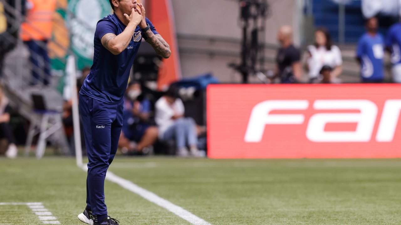 Thiago Carpini tem bate papo com elenco e realiza primeira atividade como técnico do São Paulo