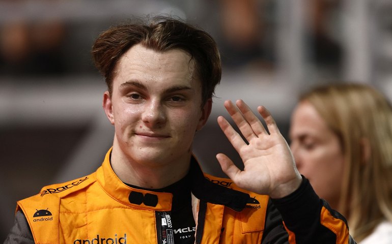 Piastri cita 'corrida estressante' e controla empolgação após vitória na sprint: 'Muito legal'