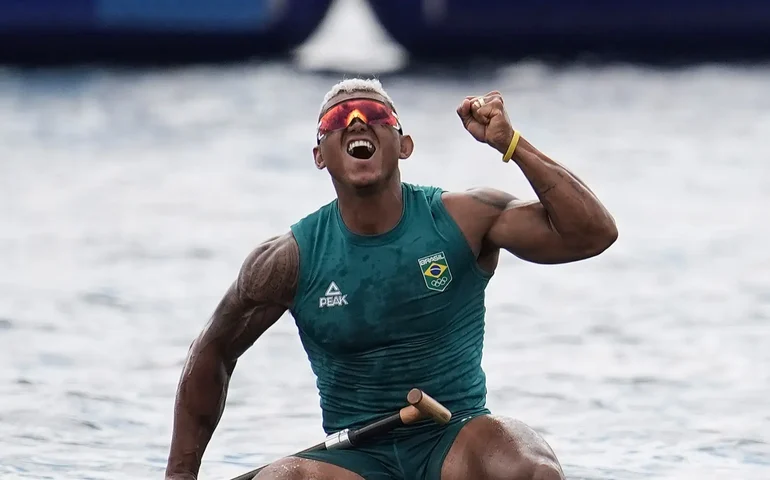 Isaquias Queiroz é prata na canoagem