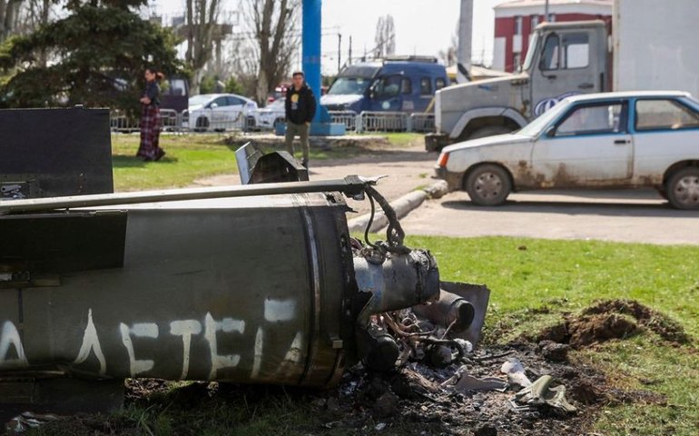 Bombardeios russos atingem aeroporto de Dnipro e deixam mortos em Kharkiv