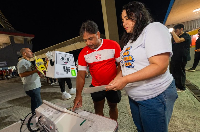 TRE/AL leva “Rolê da Pilili” ao estádio Rei Pelé e orienta torcedores para as Eleições 2026