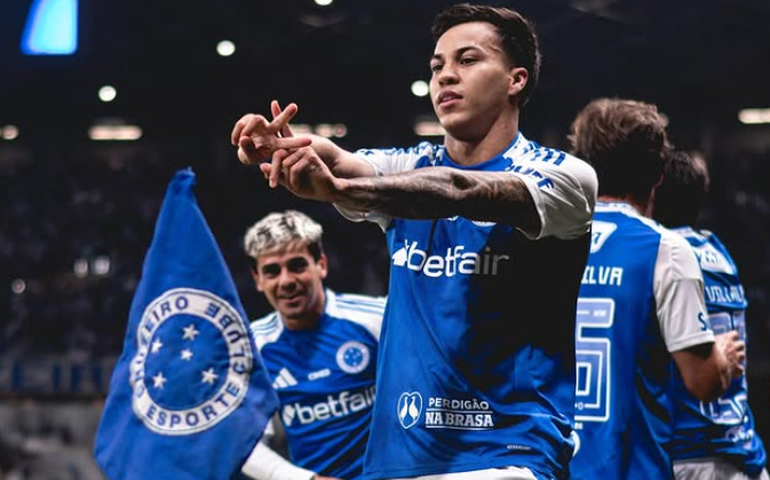 Kaio Jorge faz 3, Cruzeiro goleia o Grêmio e continua na caça ao líder Flamengo no Brasileirão