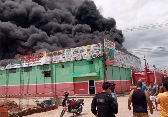 Fogo consome fábrica e atinge casas em Arapiraca