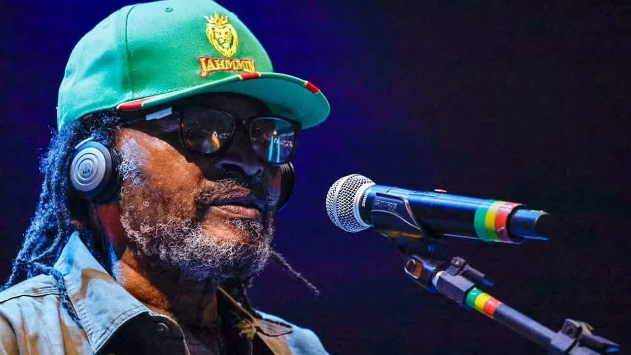 Edson Gomes nem chegou e Palmeira já dança: sucessos viram “trilha eleitoral” de Júlio Cezar, Camelo e Júlia