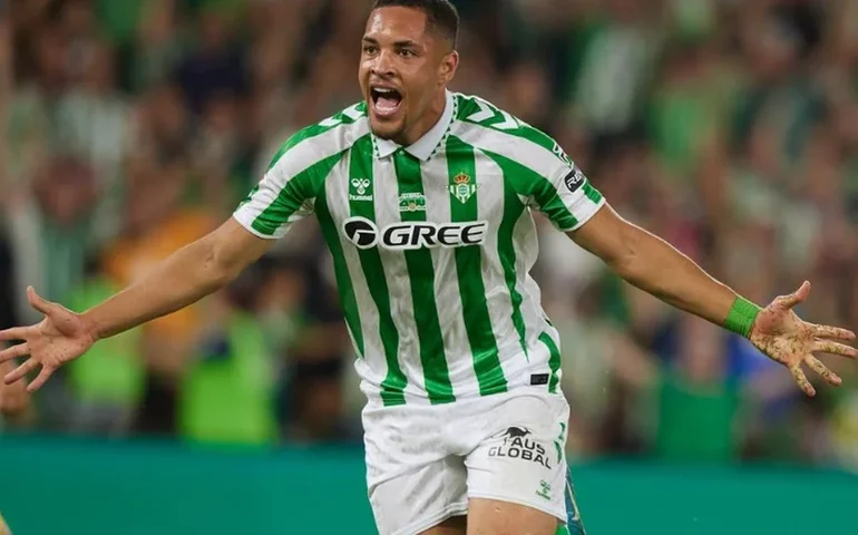 Técnico do Betis confirma o atacante Vitor Roque no Palmeiras: 'Está feito'