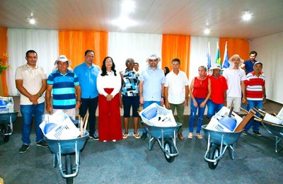 Prefeitura e Codevasf entregam trator, 200 kits agrícolas e autorizam 3,5km de pavimentação em Lagoa da Canoa